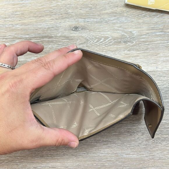 1008-18 Michael kors wallet - Picture 8 of 10